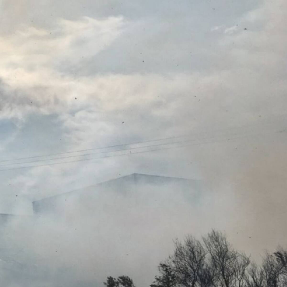 Los bomberos controlan un incendio que se ha producido en una zona forestal de Onda