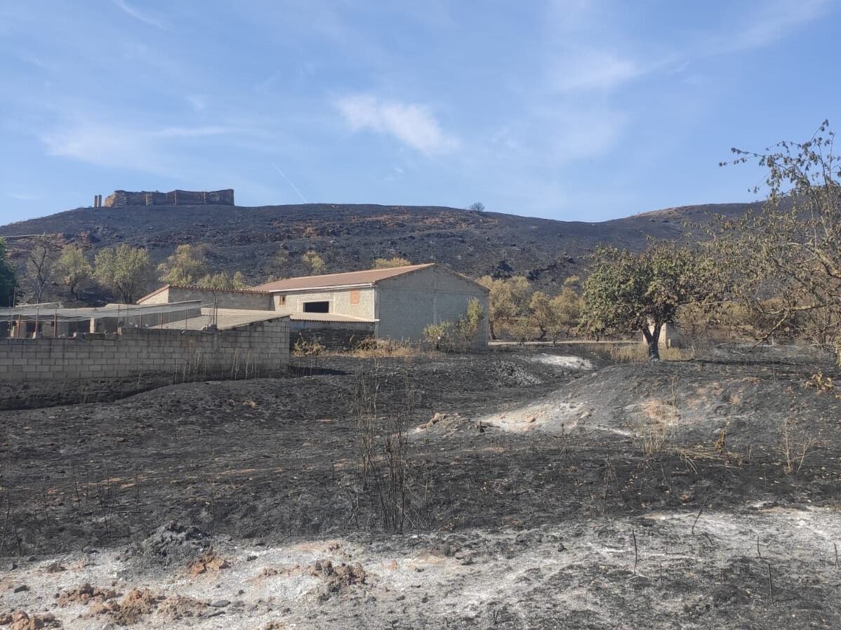 La ilusión de los vecinos por volver a casa pelea con la desolación al comprobar los daños del fuego