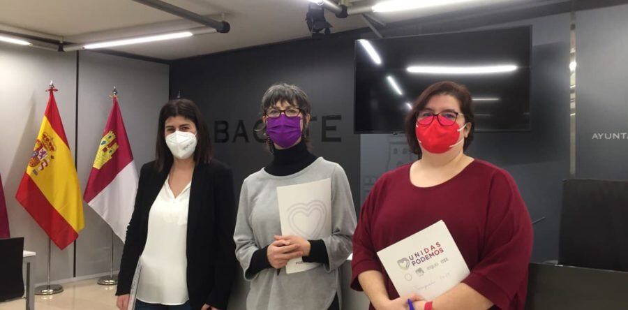 Las concejalas de Unidas Podemos Celia Sevillano, Carmen Fajardo y Nieves Navarro