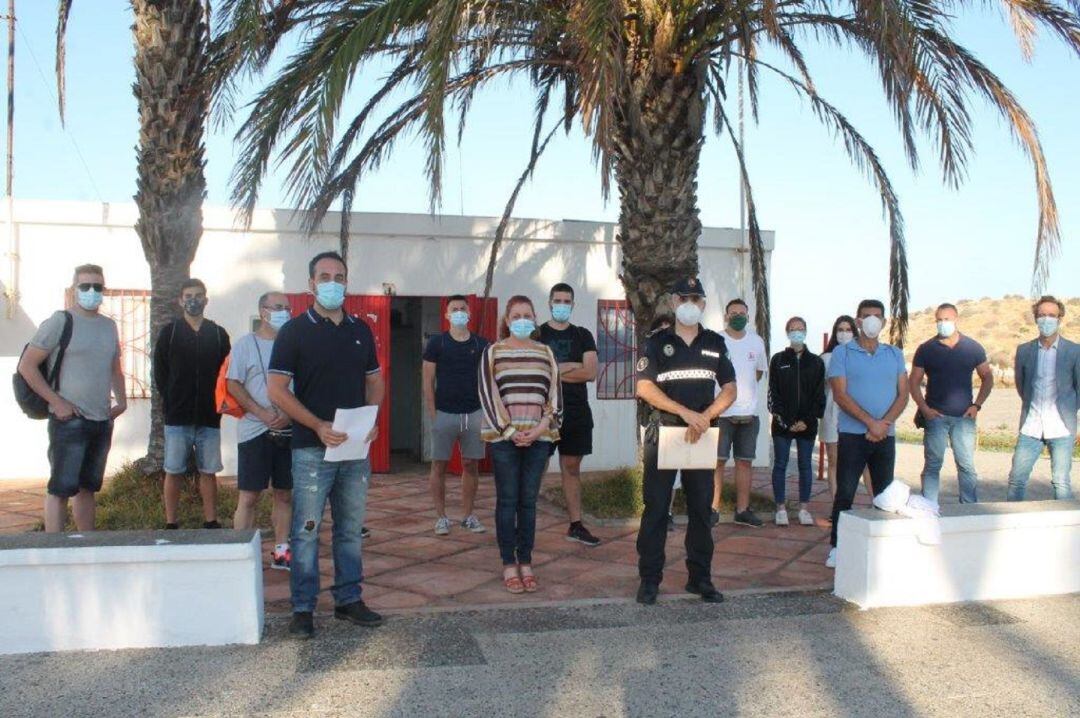 La alcaldesa de Salobreña, Maria Eugenia Rufino, recibe a los vigilantes de playas contratados por la Junta de Andalucía