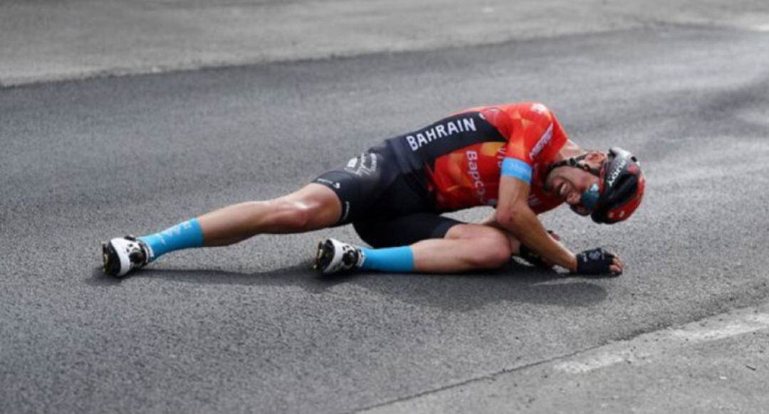 Mikel Landa en el suelo tras su caída en el Giro.