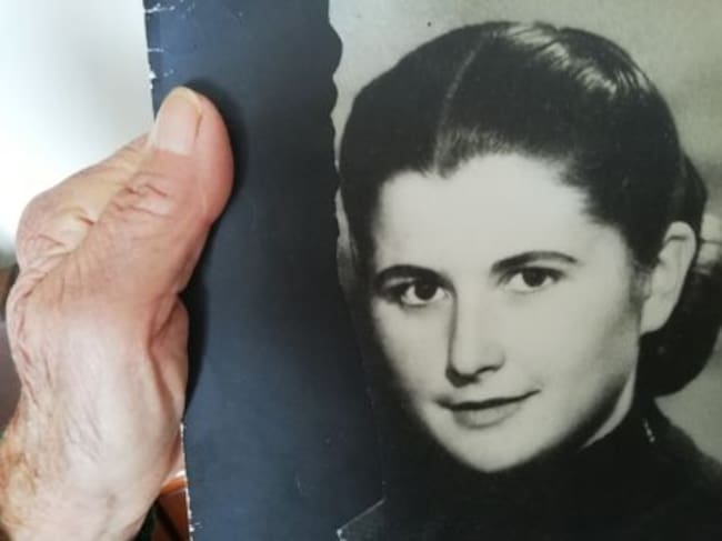 Benedicta Sánchez, candidata al Goya a mejor actriz revelación por su papel en "Lo que arde", contempla una foto suya.