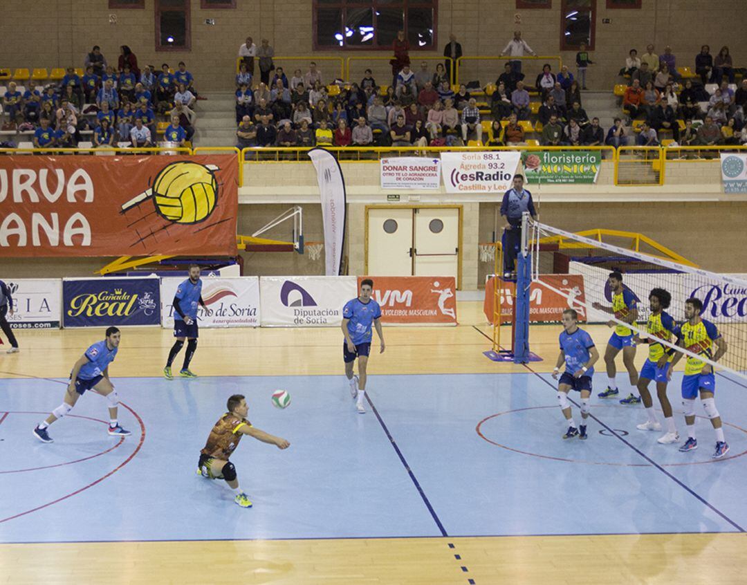 El líbero Álvaro Hernández recibe en el duelo ante Ibiza.