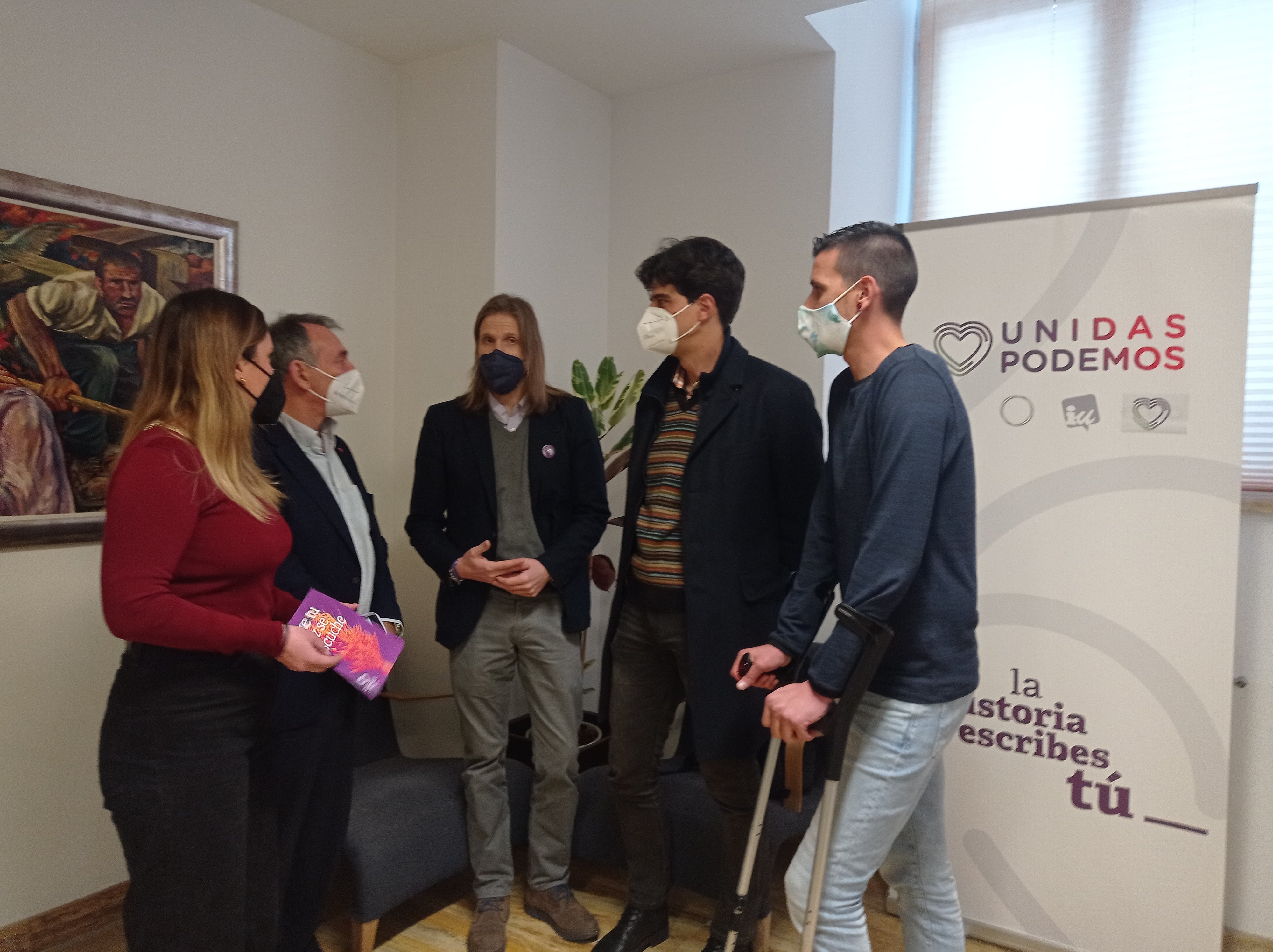 Pablo Fernández conversa con Juan Gascón, Enrique Santiago, David López y Eva Otero a la entrada del acto de Unidas Podemos en Palencia