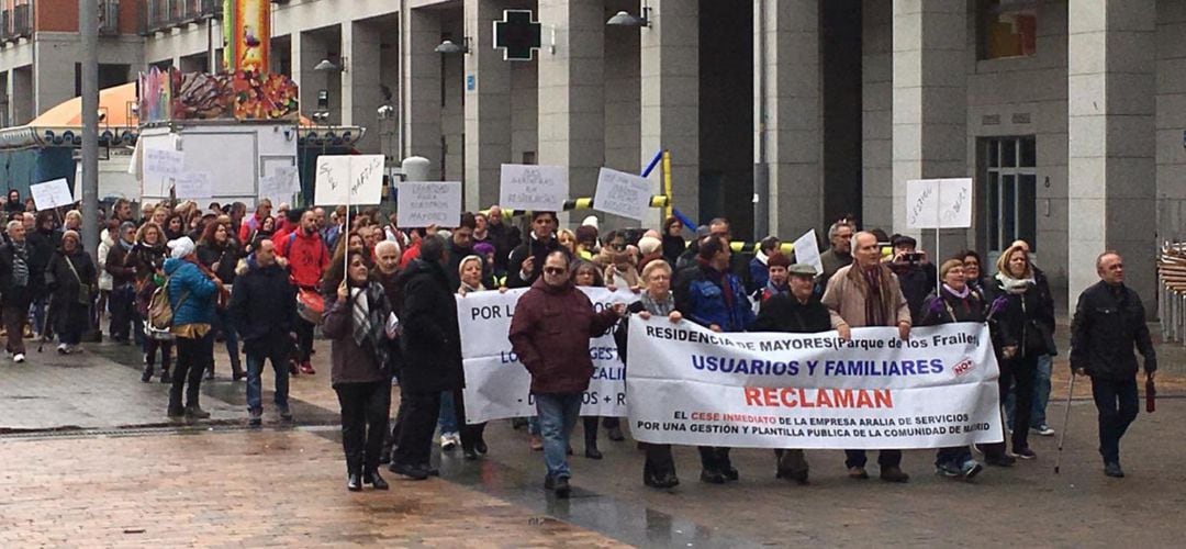 Los familiares se manifestaron por el centro de Leganés para hacer visibles sus críticas a la gestión de la residencia.