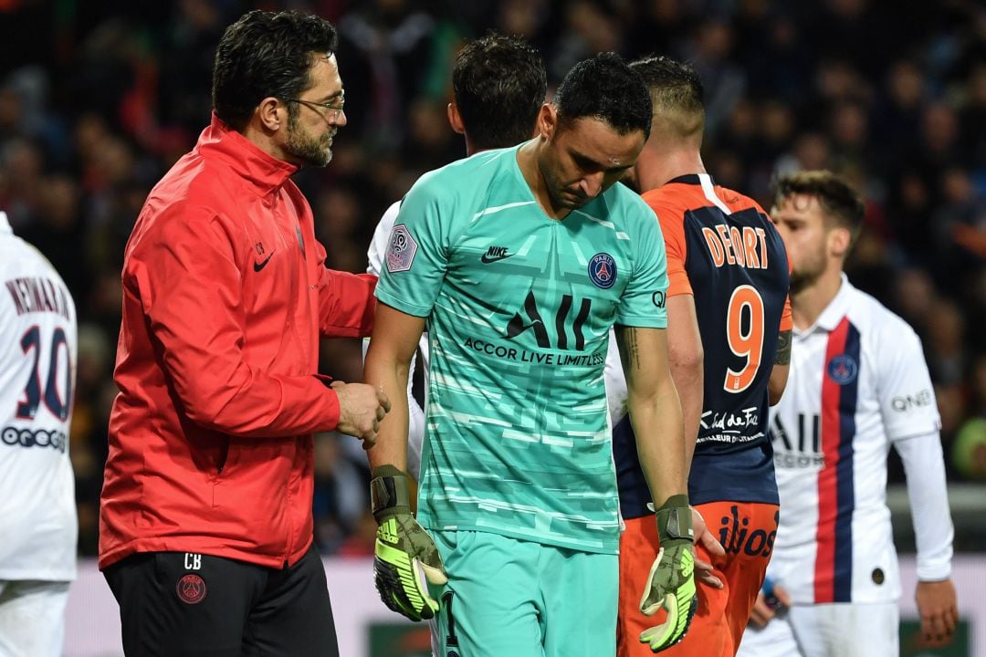 Keylor fue alcanzado por la botella de plástico, pero se mantuvo en pie hasta que la pelota salió fuera del terreno de juego