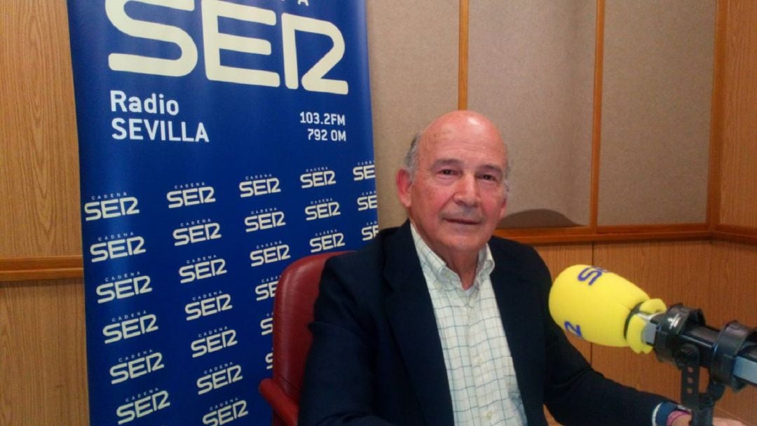 Julio Cuesta, ante el micrófono del programa cofradiero de Radio Sevilla, Cruz de Guía