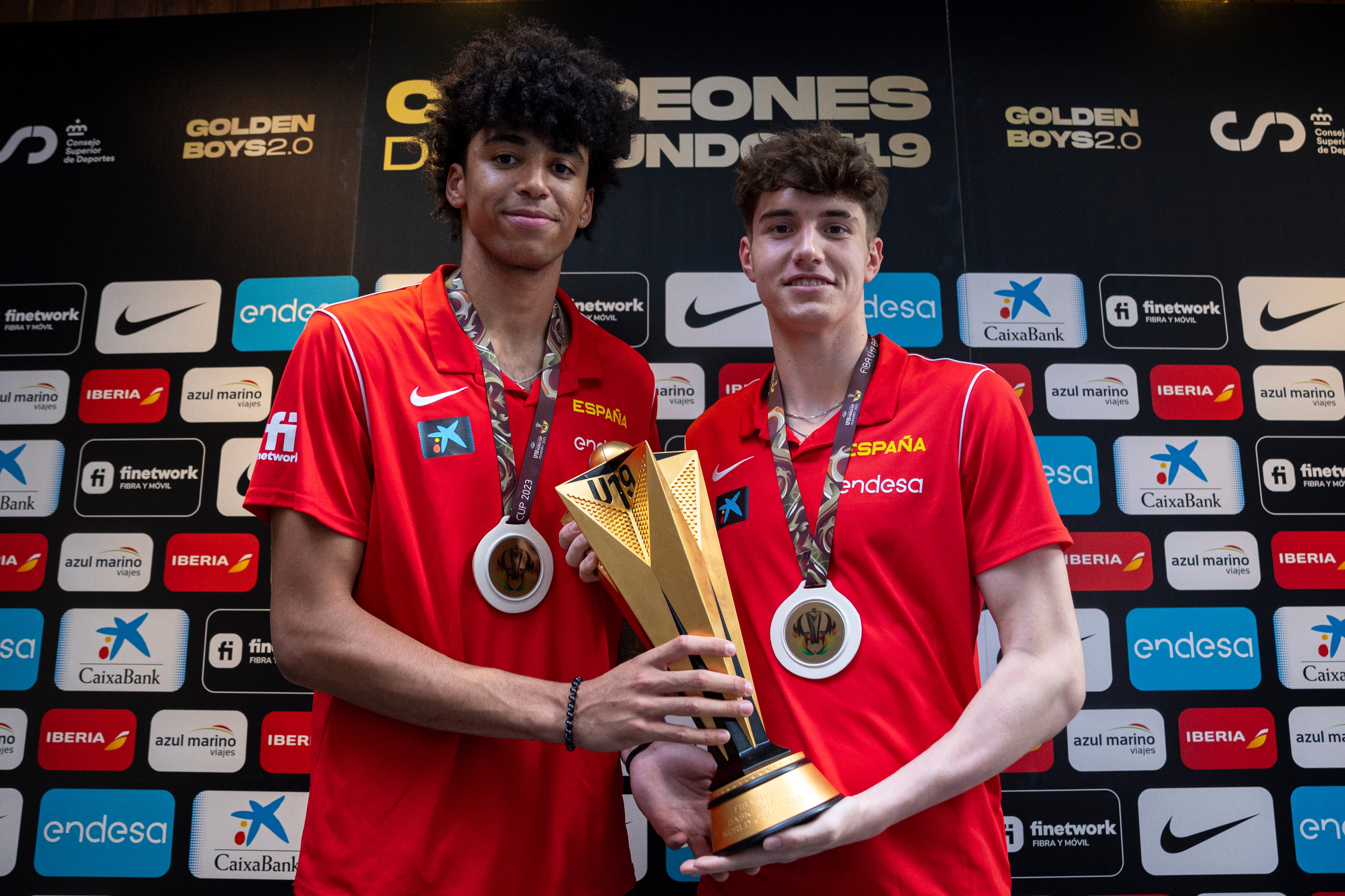 Izan Almansa y Jordi Rodríguez posan con la copa del Mundial Sub-19 de baloncesto.