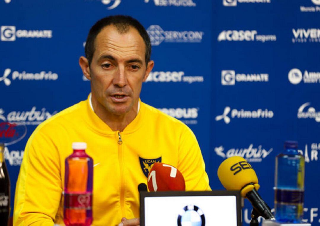 Pedro Munitis en una rueda de prensa del UCAM Murcia esta temporada