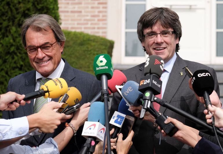 Los expresidentes catalanes Artur Mas y Carles Puigdemont se dirigen a medios de comunicación tras su reunión en Waterloo (Bélgica)