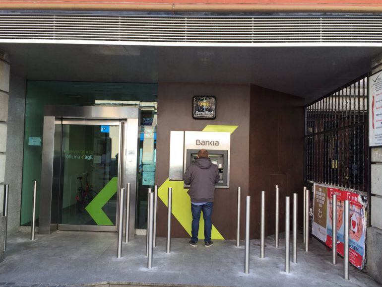 Los pilares metálicos en la sucursal de Bankia de la calle Duque de Alba de Madrid