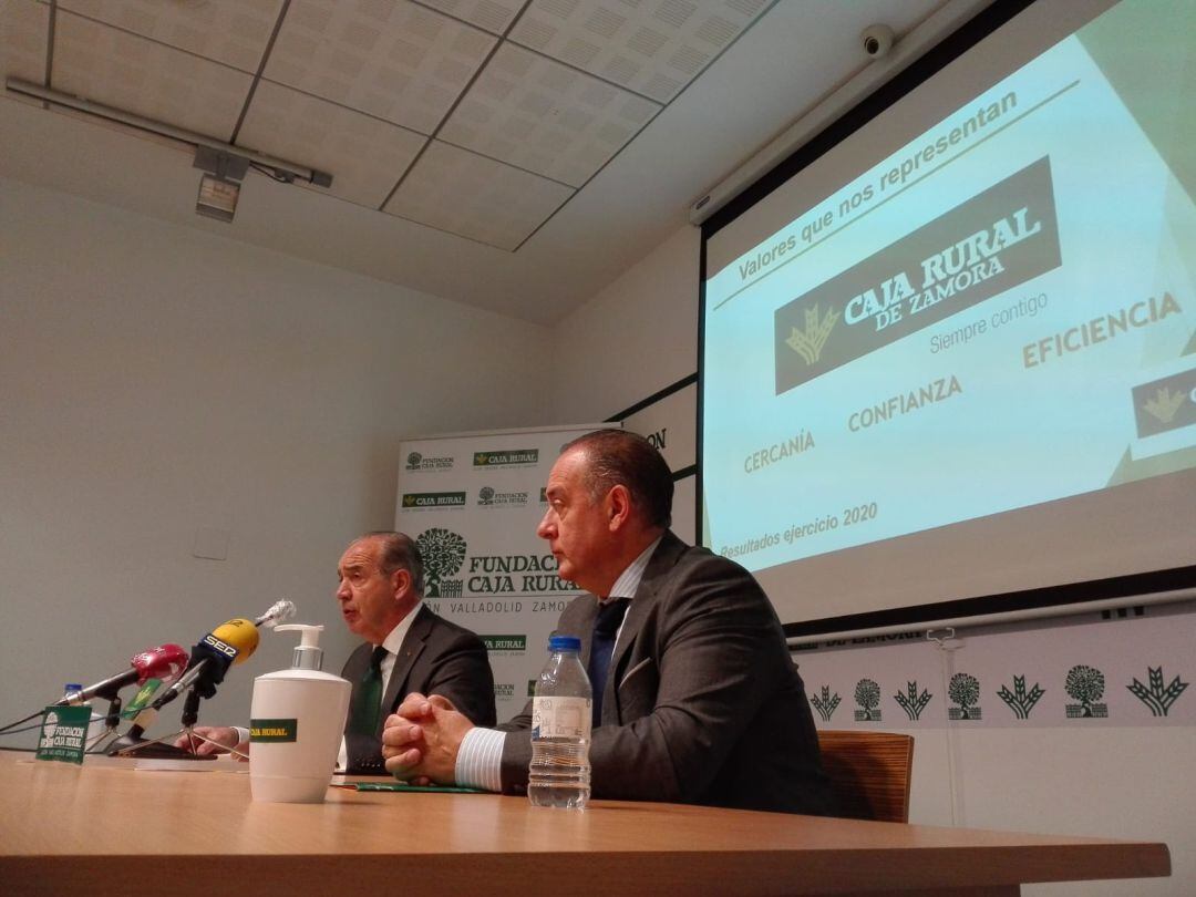 El presidente de Caja Rural, Nicanor Santos, y el director general Cipriano Garcia en.la presentacion del balance