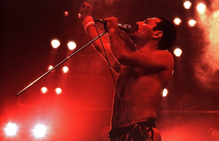 Queen durante una actuación en el estadio de Wembley en 1984