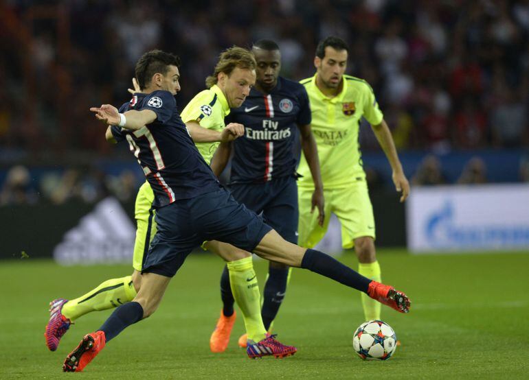 Paris Saint-Germain&#039;s Argentinian midfielder Javier Pastore (L) vies with Barcelona&#039;s player during the UEFA Champions league quarter-final first leg football match PSG vs FC Barcelona at the Parc des Princes stadium in Paris on April 15, 2015. AFP PHOTO 