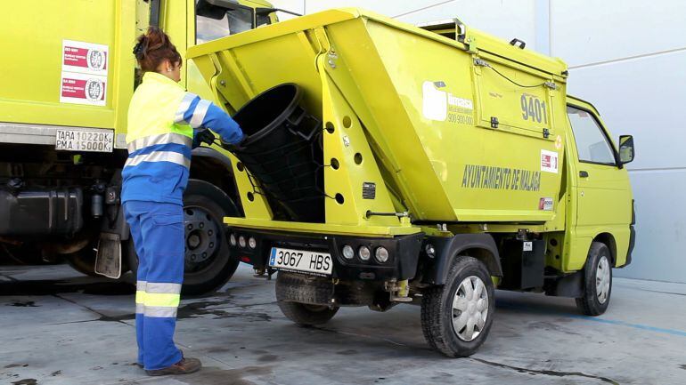 Una operaria del servicio de recogida de Limasa