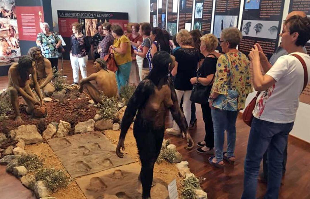 Un grupo de turistas visita el centro Paleomágina.