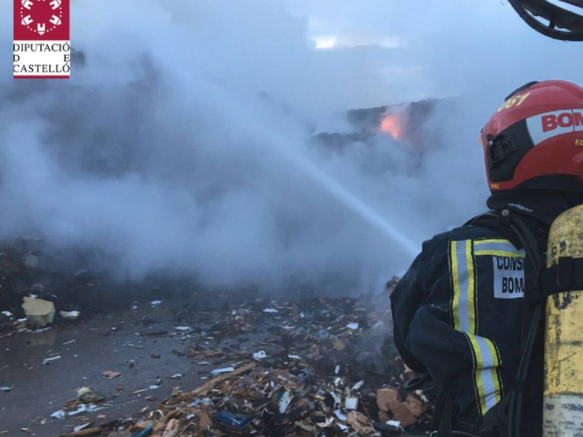 Dos trabajadores han resultado heridos en el incendio de una planta de reciclaje d'Almassora