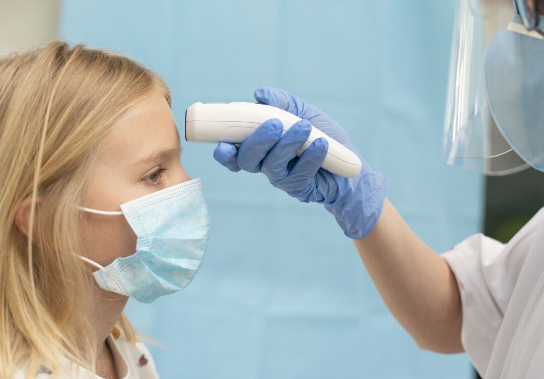 Los termómetros digitales "de pistola" son muy populartes porque al no necesitar contacto, impiden una posible transmisión