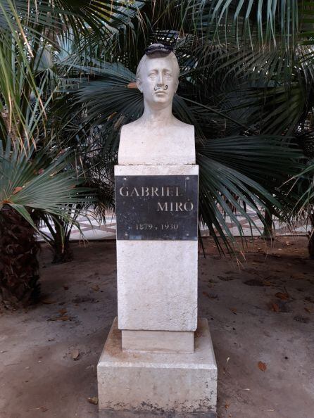 Estatua de Gabriel Miró con un bigote pintado