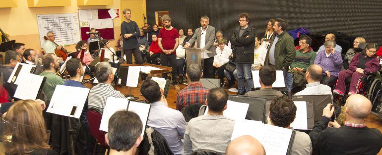 El alcalde visita los ensayos de la banda municipal con personas con diversidad funcional