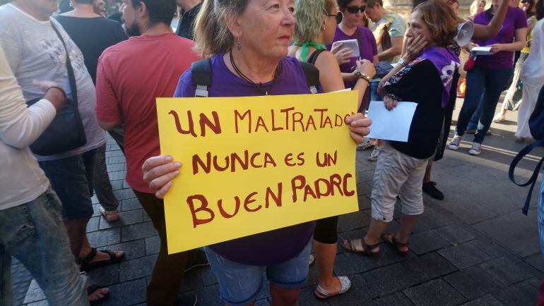 Un centenar de personas, este sábado frente a la Audiencia de Zaragoza