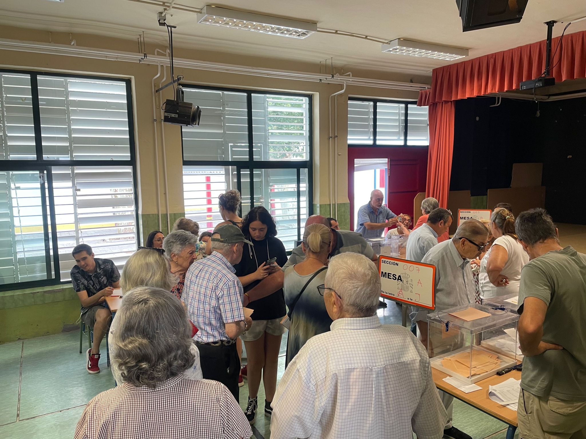 Colas en los colegios electorales sevillanos para votar por la mañana