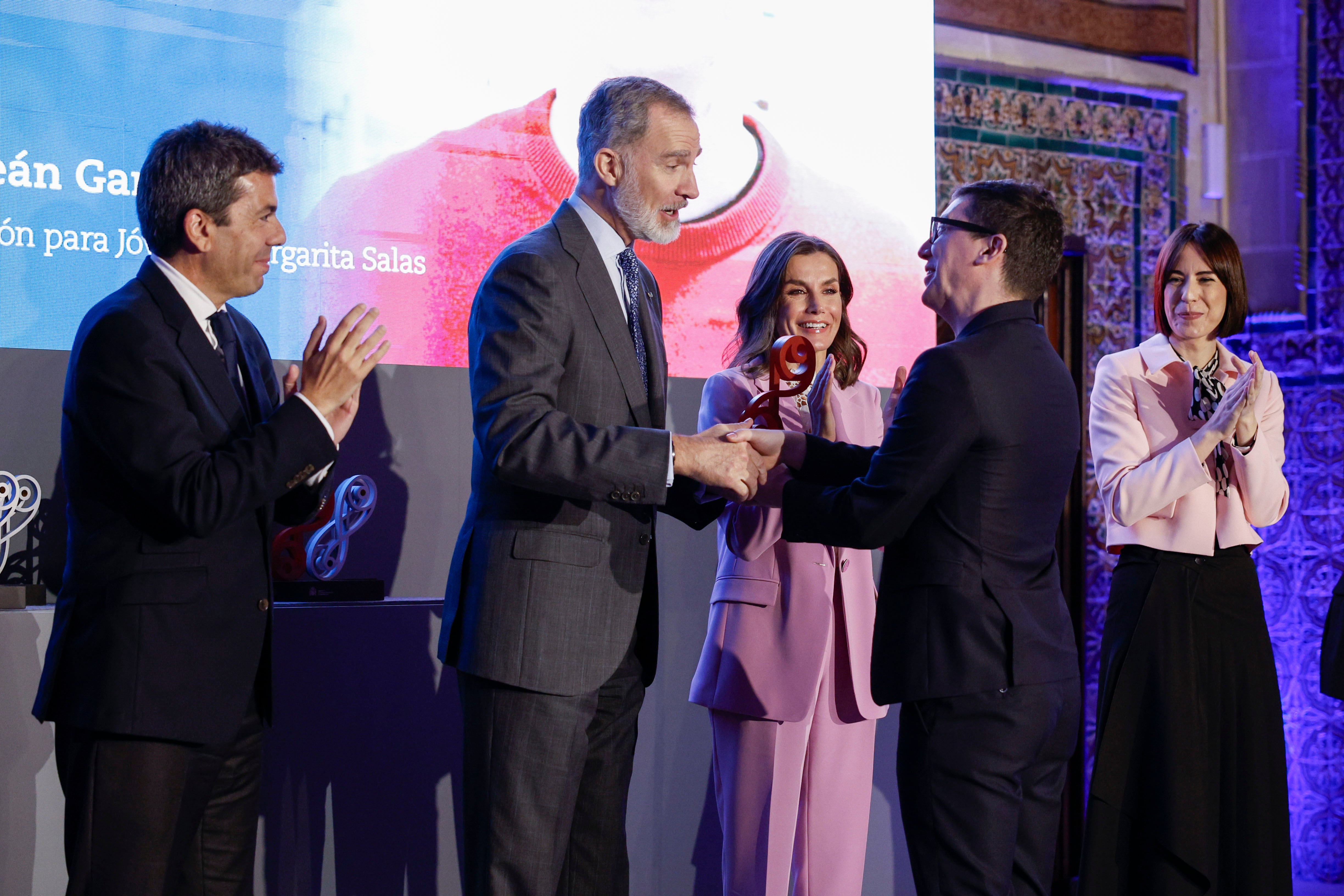 GANDIA (VALENCIA), 14/03/2024.- Los reyes Felipe y Letizia entregan el Premio Nacional de Investigación para Jóvenes Margarita Salas, en el área de Biología, a Miguel Ángel Mompeán García   (2d), durante la entrega de los galardones que concede el Ministerio de Ciencia, Innovación y Universidades, y distinguen a investigadores que destacan por su trayectoria y relevancia internacional en sus respectivas áreas de trabajo, este jueves en Gandía. Al acto asisten el presidente de Valencia, Carlos Mazón (i) y la ministra de Ciencia, Innovación y Universidades, Diana Morant (d). EFE/  Kai Försterling /POOL
