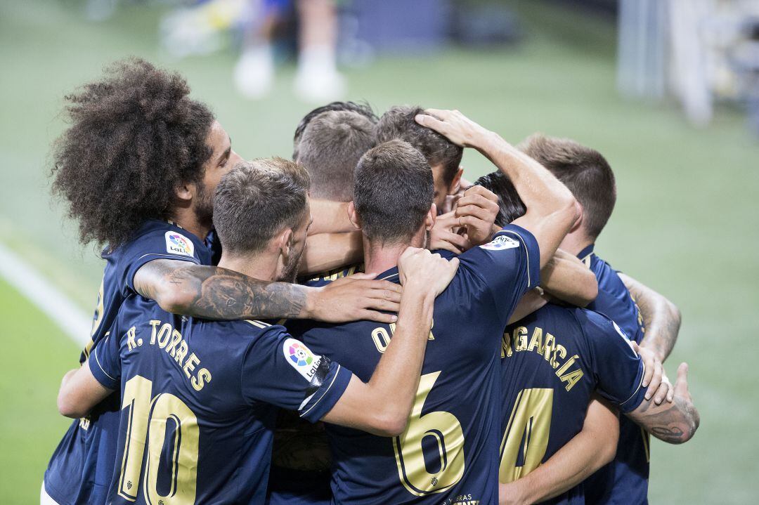 Piña de los jugadores de Osasuna tras el gol de la sentencia de Rubén García