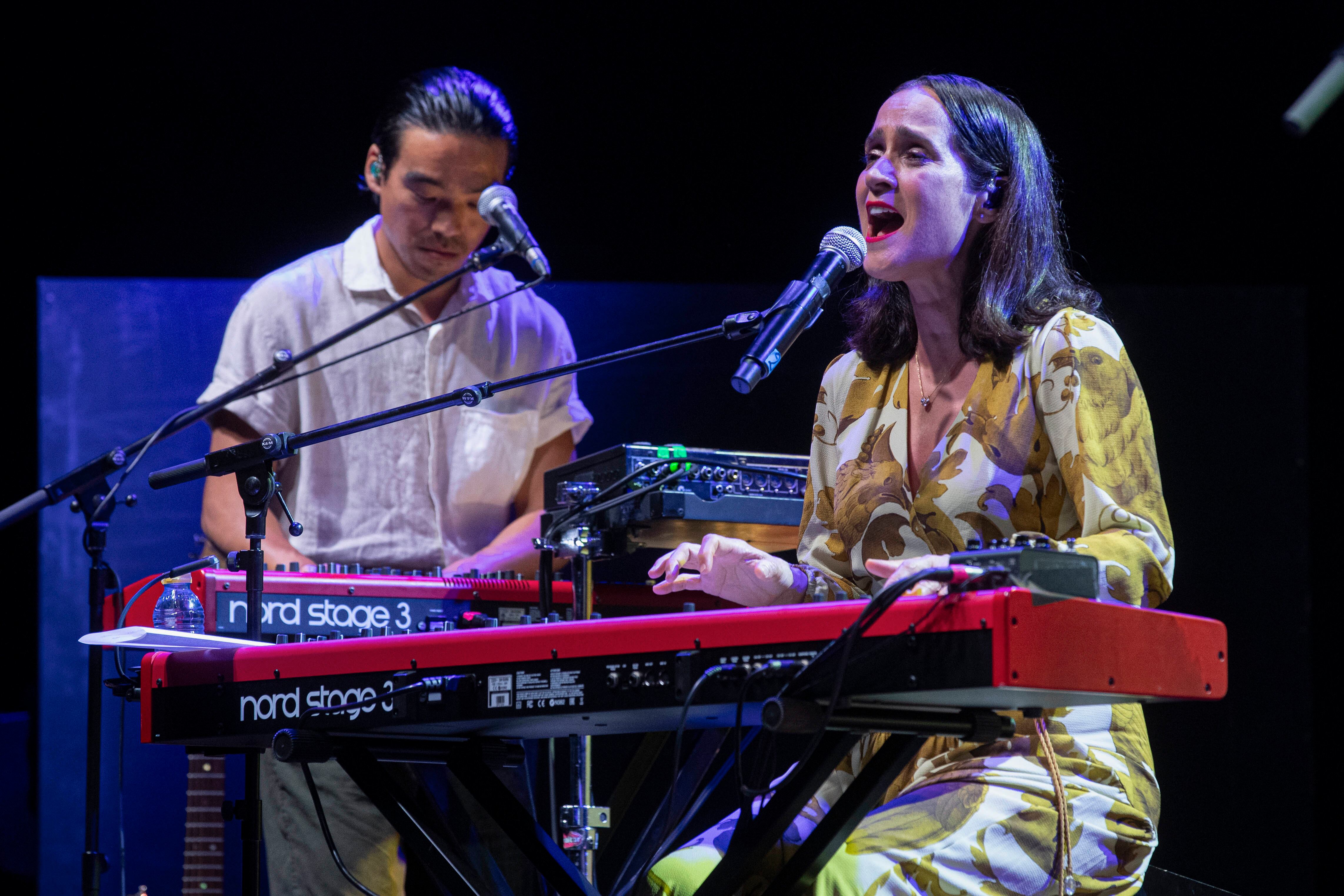 CARTAGENA, (MURCIA), 19/07/2024.- La cantante mexicana Julieta Venegas durante el concierto que ha ofrecido en la jornada inaugural del Festival La Mar de Músicas de Cartagena, este viernes en el Auditorio Paco Martín de Cartagena. EFE/Marcial Guillén
