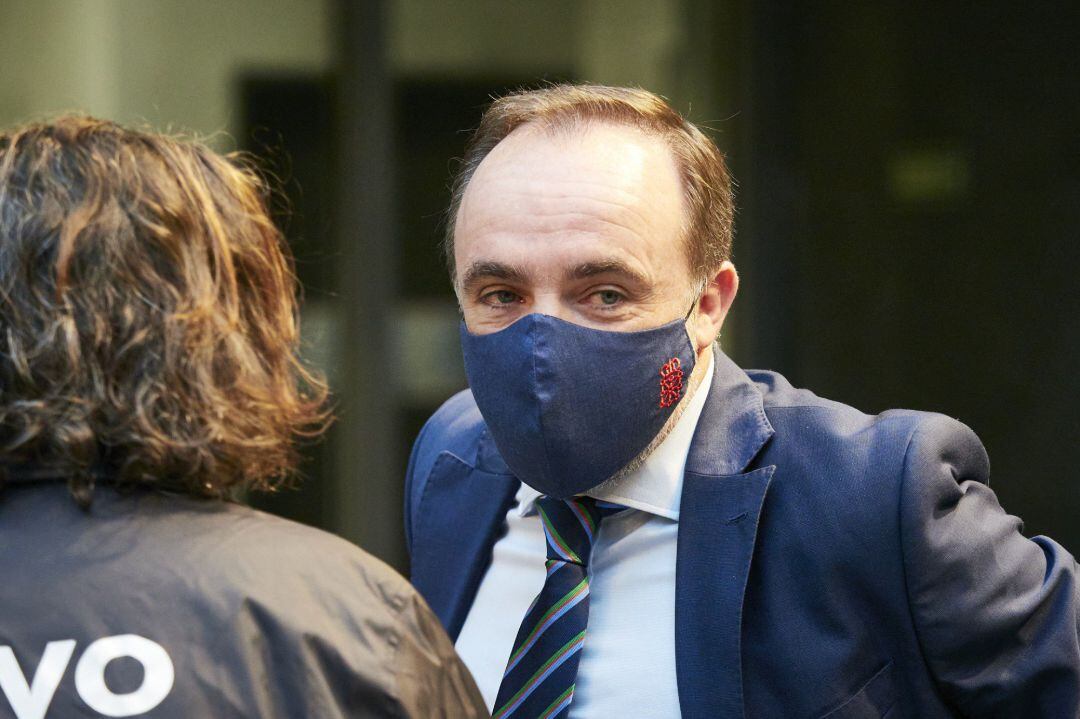 El portavoz de Navarra Suma, Javier Esparza, a su llegada a un pleno en el Parlamento foral.