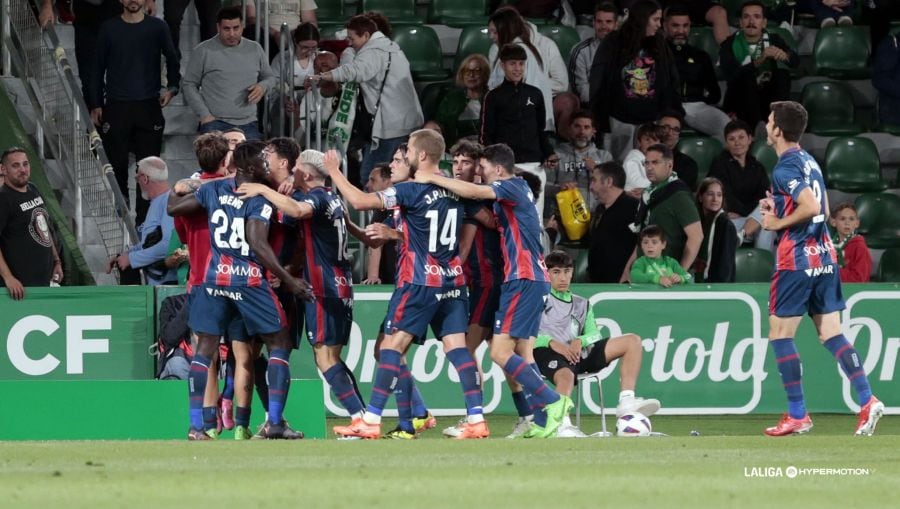 La SD Huesca celebra el tercer gol ante el Elche que sentenciaba el partido