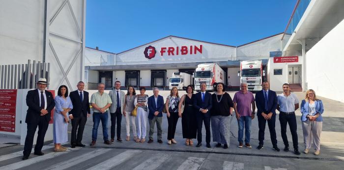 Visita del consejero de Sanidad y de otros miembros del Departamento, así como de representantes del Ayuntamiento de Binéfar a las instalaciones de Fribin (Binéfar)