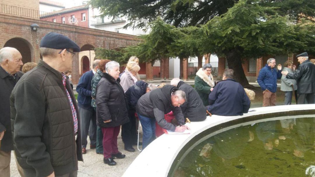 Imagen de un momento de la recogida de firmas