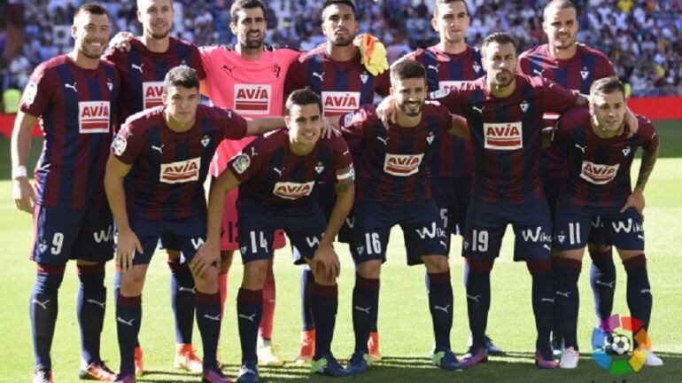 Alineación del Eibar en el Santiago Bernabéu. Rubén Peña, agachado, primero por la derecha