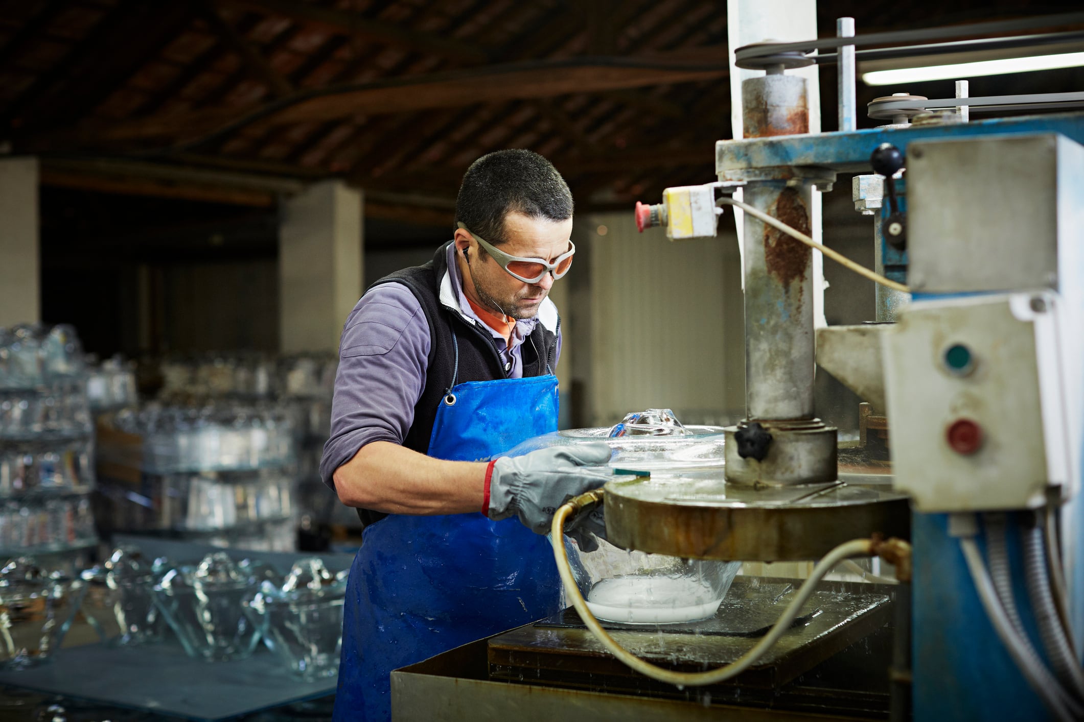 Un hombre trabajando el vidrio en un taller