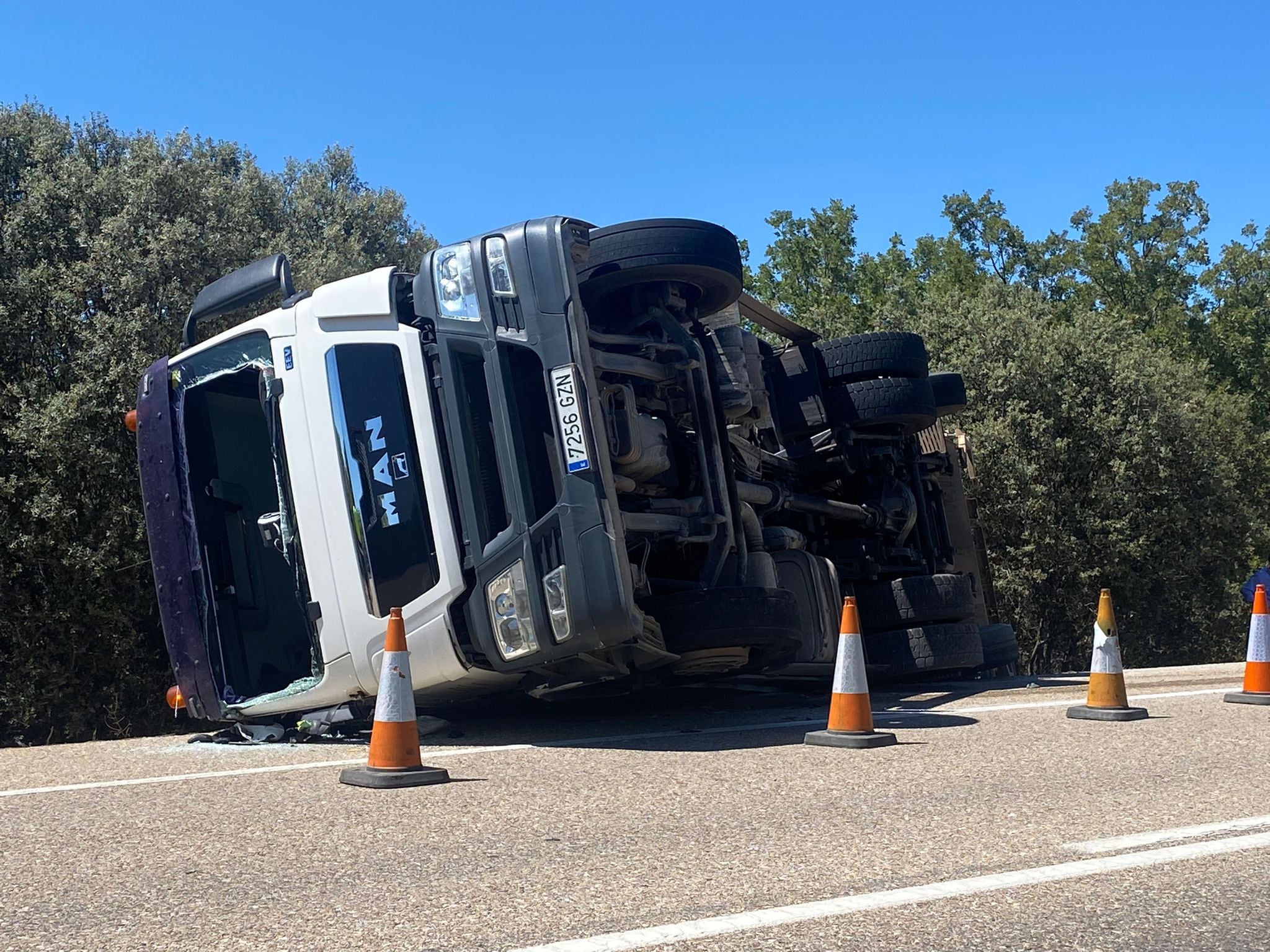 El camión volcó del lado del copiloto