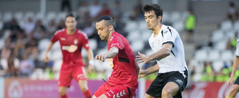 Quique González, de rojo en primer plano