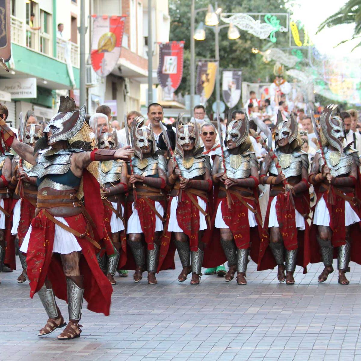 Cocentaina inicia sus fiestas con récord de participación: 1.630 personas desfilaran en las Entradas