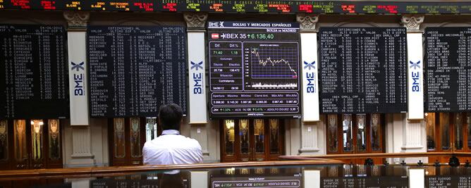 Varios paneles de la Bolsa de Madrid que muestran el principal indicador de la Bolsa española, el IBEX 35.