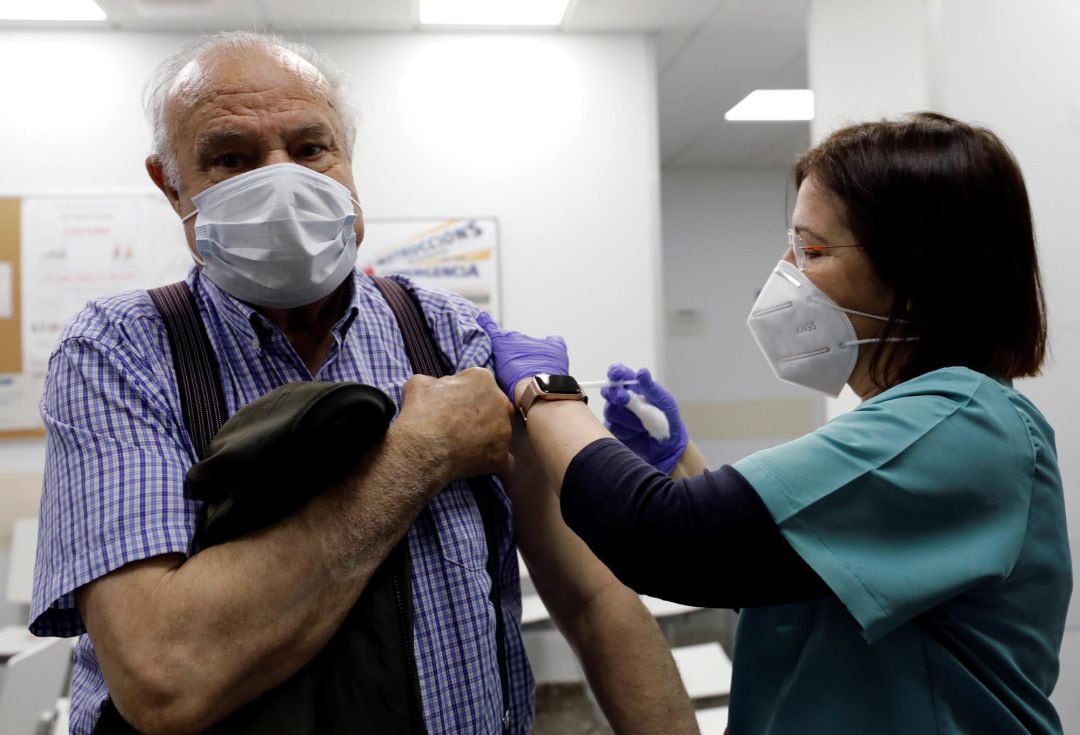 Una sanitaria vacuna a una persona mayor en un ambulatorio de Valencia. La Comunidad Valenciana ha proseguido la pauta de vacunación a los mayores de 80 años, hoy Viernes Santo.