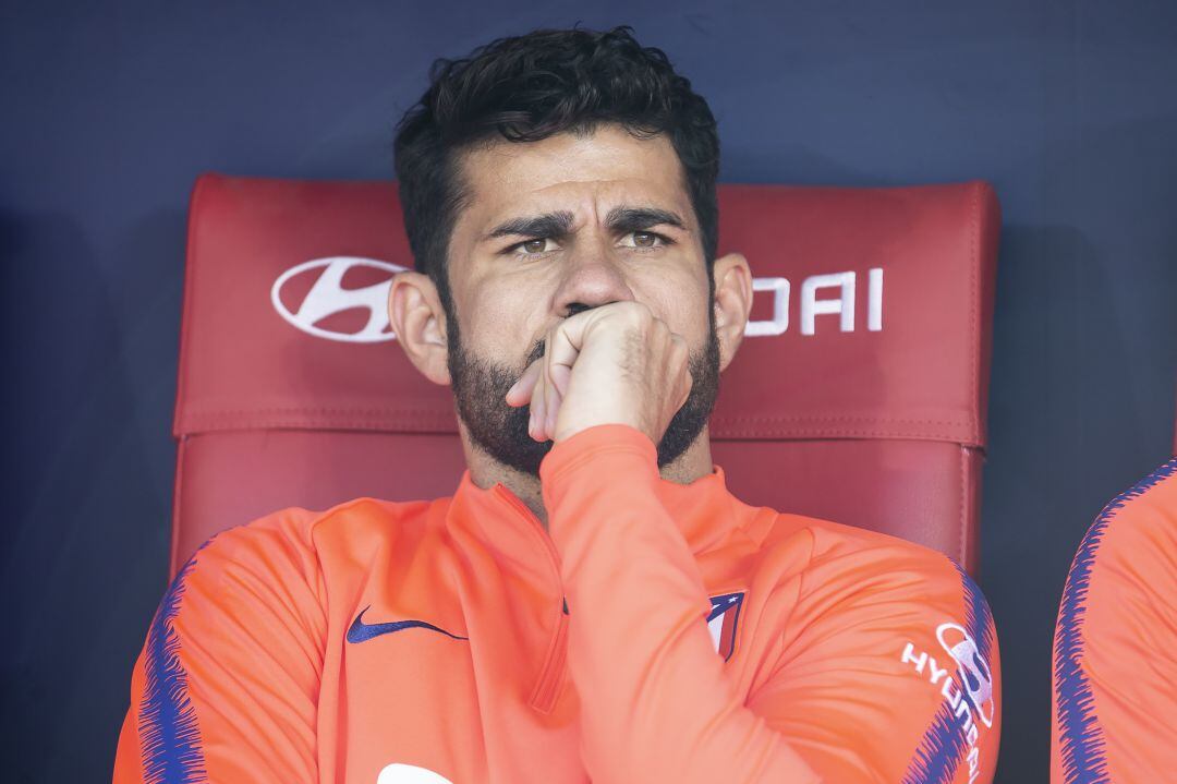 Diego Costa en el banquillo del Atlético.