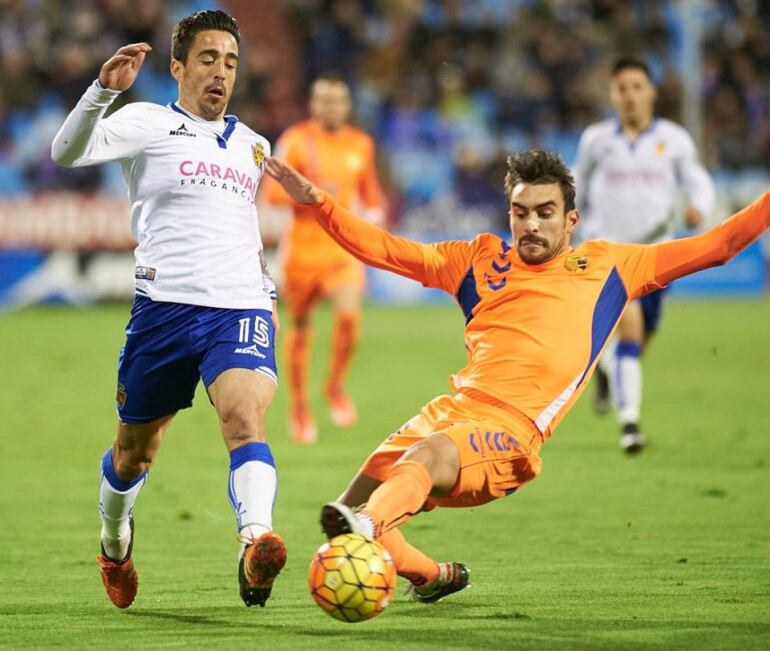 Pedro disputa un balón en el partido de la primera vuelta disputado en La Romareda