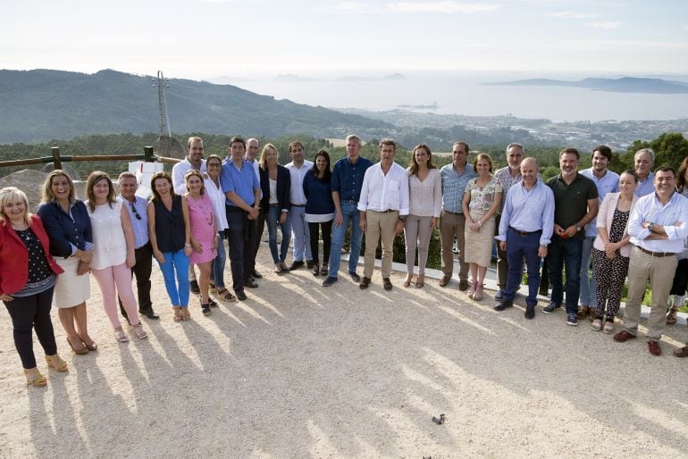 El presidente del PPdeG y candidato a la Xunta, Alberto Núñez Feijoo, junto a miembros de la ejecutiva local del partido en Vigo.