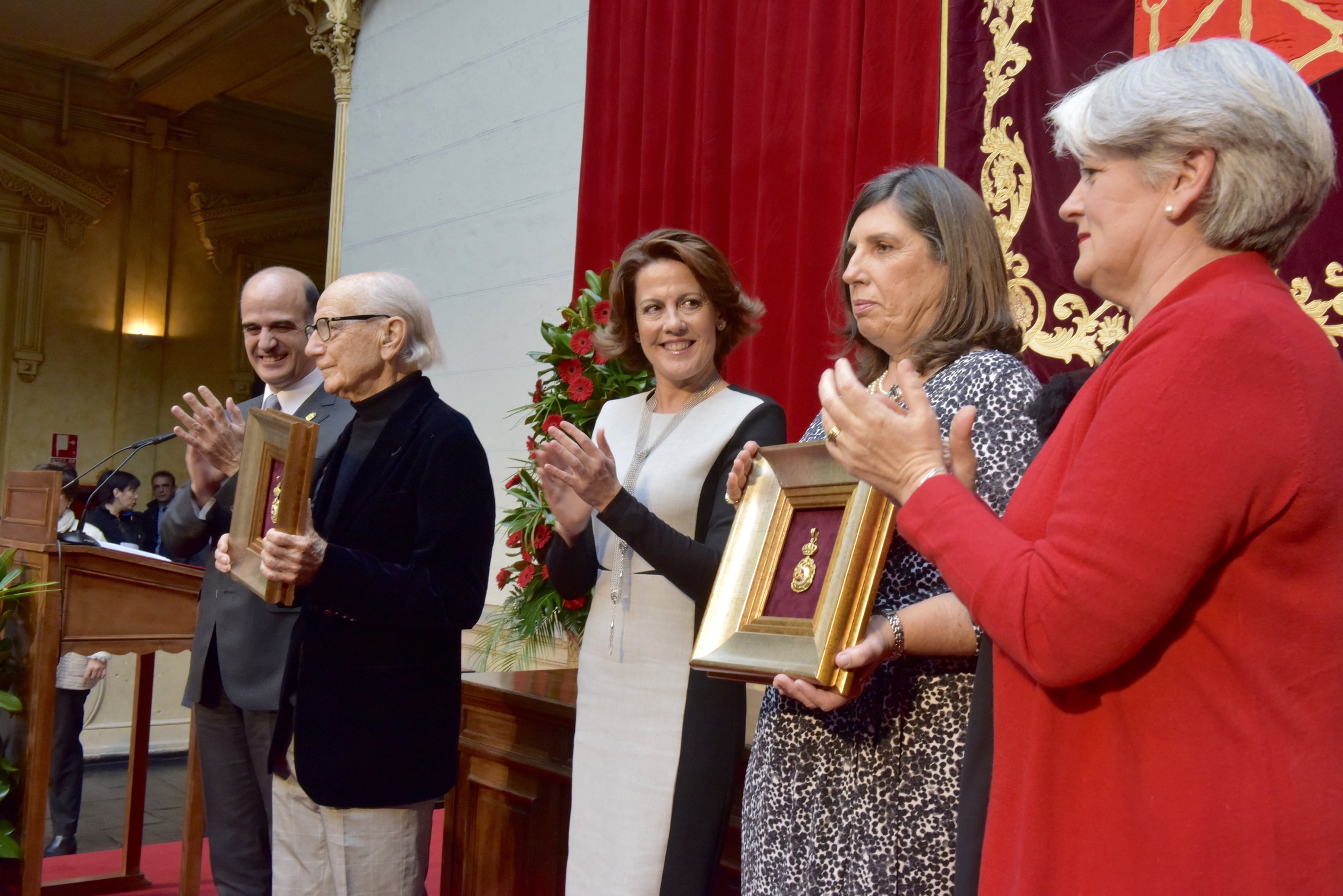 La entonces presidenta Yolanda barcina entrega medalla de oro de Navarra a familiares de Félix Huarte y Javier Urmeneta