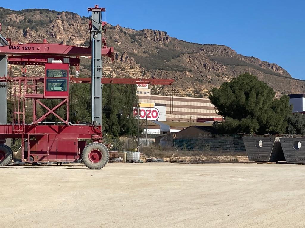 Las obras de construcción del viaducto de Alhama de Murcia se desarrollan muy cerca de la fábrica de El Pozo