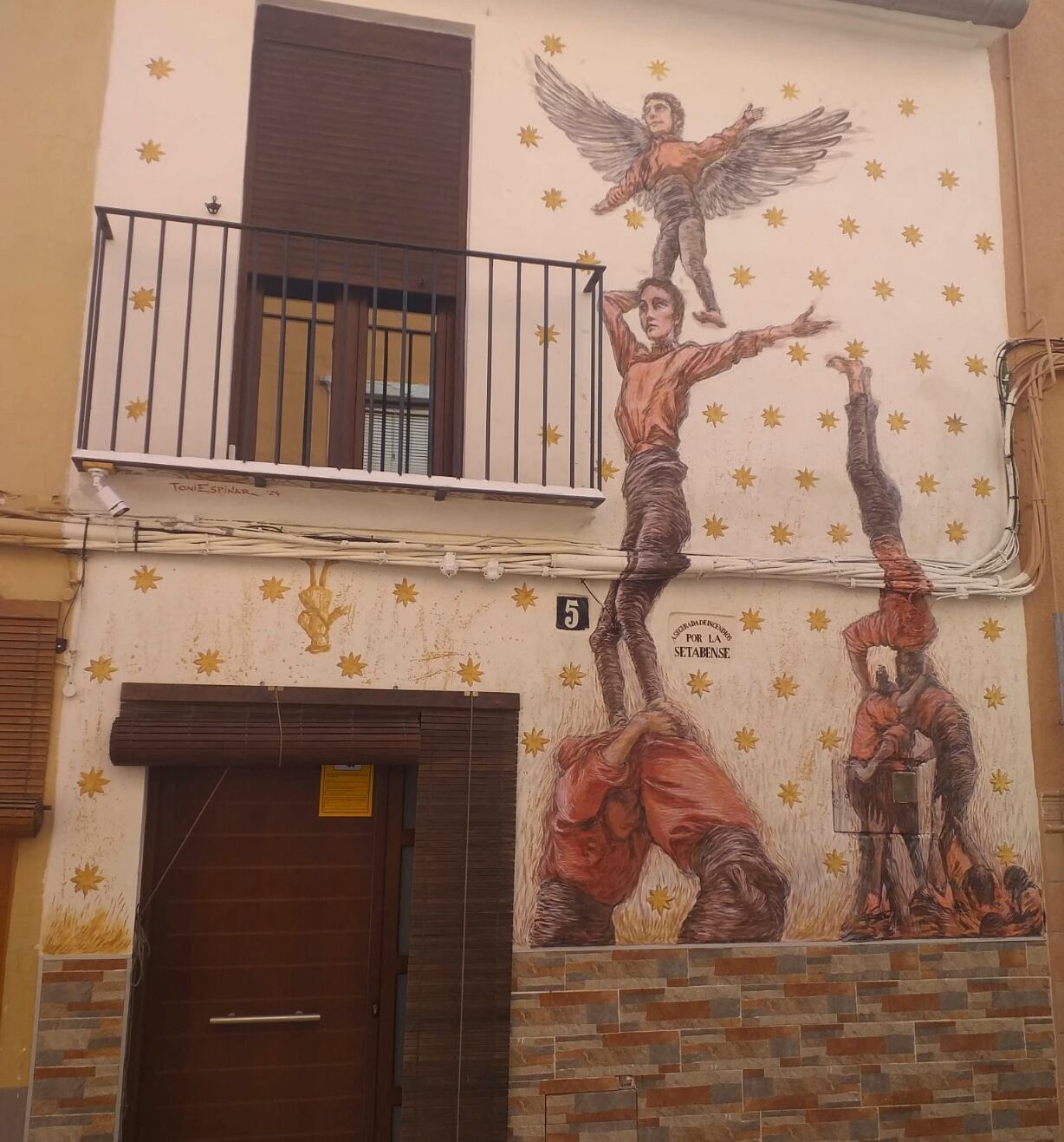 Mural de Toni Espinar en el barrio del Raval de Xàtiva