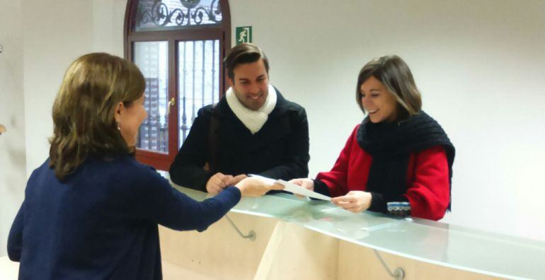 La concejal de Ciudadanos Sofía Miranda (d) registra una propuesta de protocolo para luchar contra el acoso hacia el colectivo LGTBI.