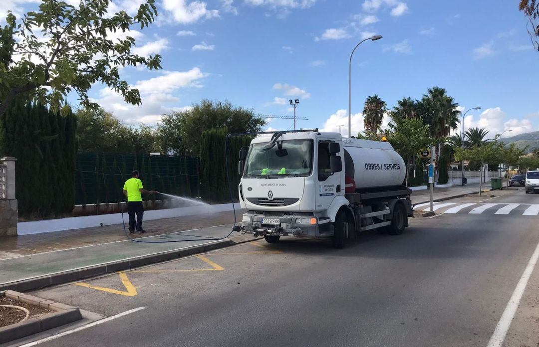 Desinfección de calles en Oliva 