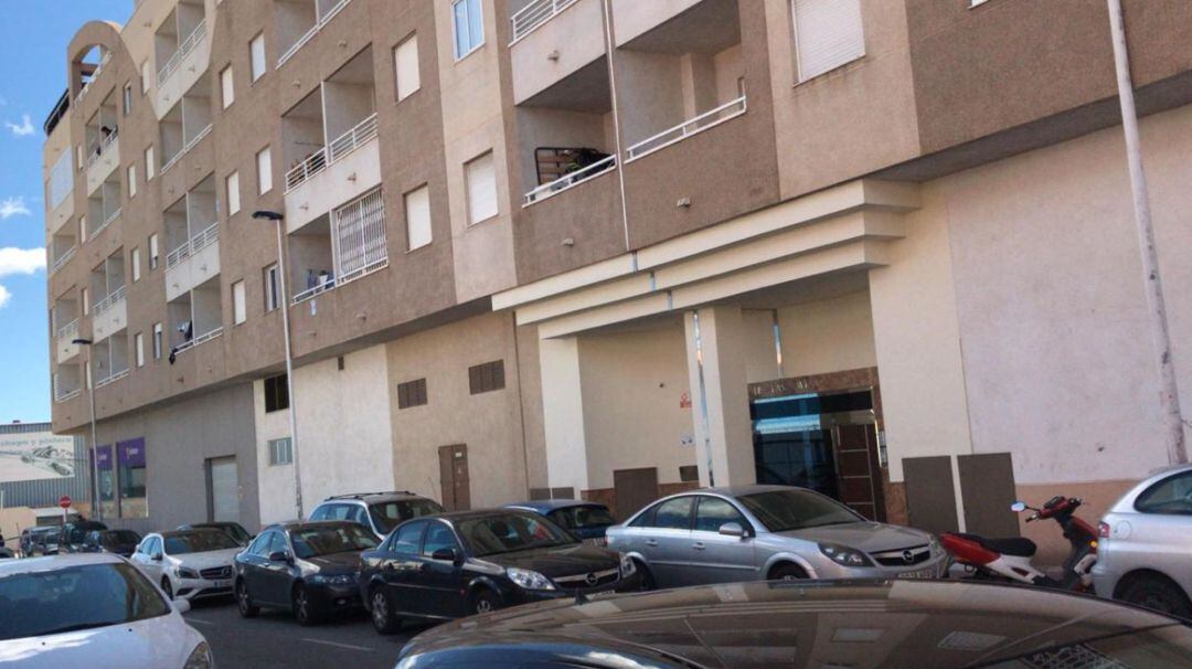 Portal donde ha sido hallada semidesnuda la joven fallecida en Torrevieja