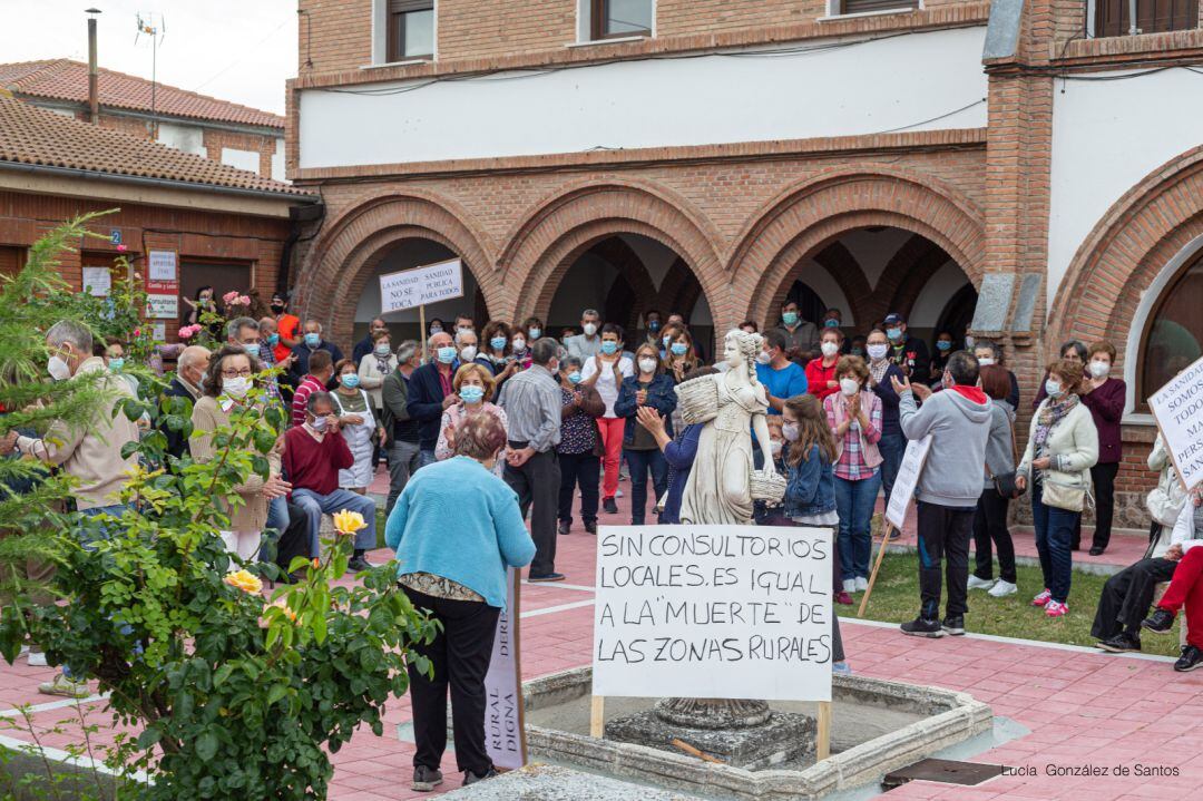 Los vecinos de Fresneda de Cuéllar se concentran para reclamar la reapertura de los consultorios médicos